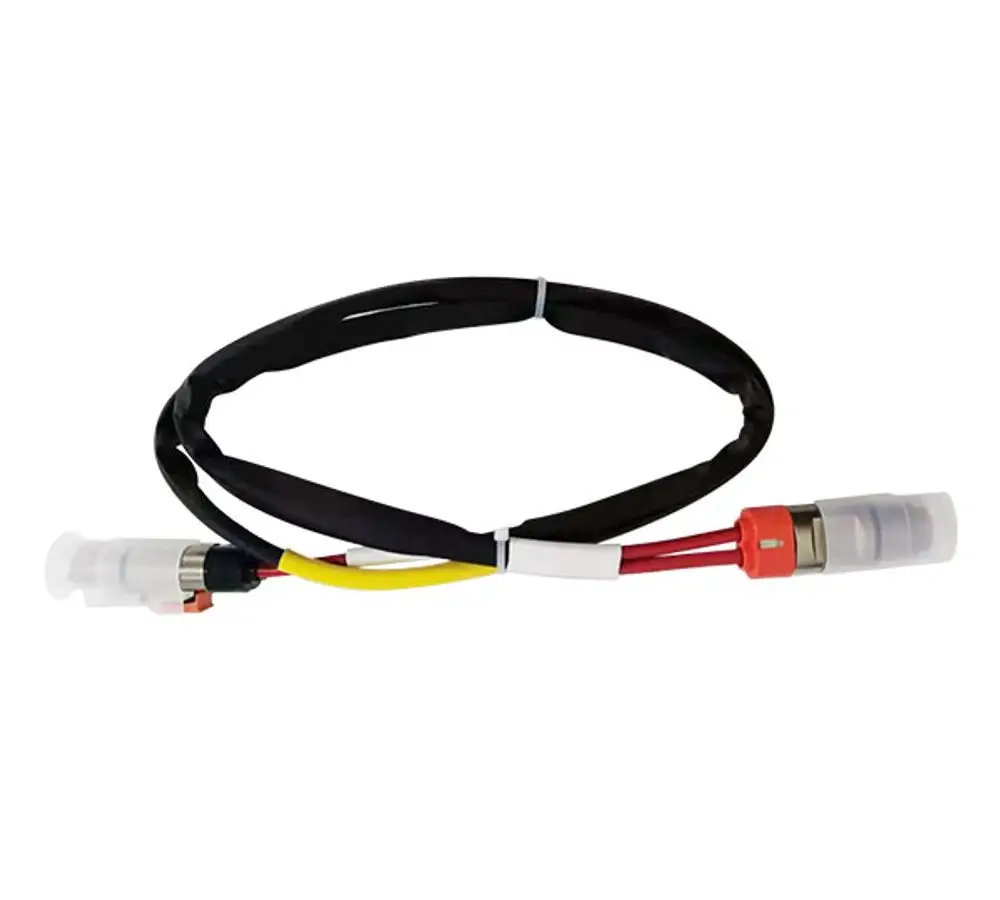 Solax Powerkabel mit mehreren Anschlüssen, die zur Verbindung von Batterien verwendet werden. Das Kabel ist mit farbcodierten Drähten versehen.