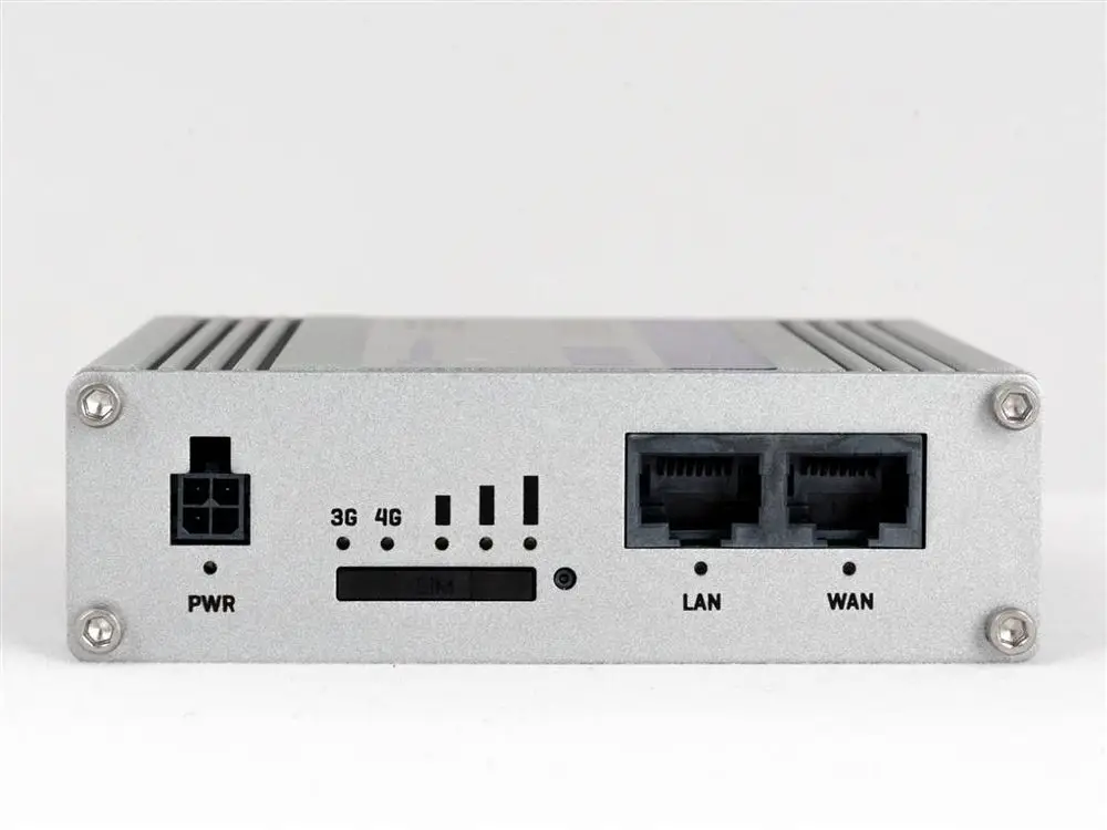 Silberner Router von Solar-Log mit Anschlüssen für Stromversorgung, 3G/4G-Modul, SIM-Karte sowie LAN- und WAN-Ports. Gehäuse mit Kühlrippen.