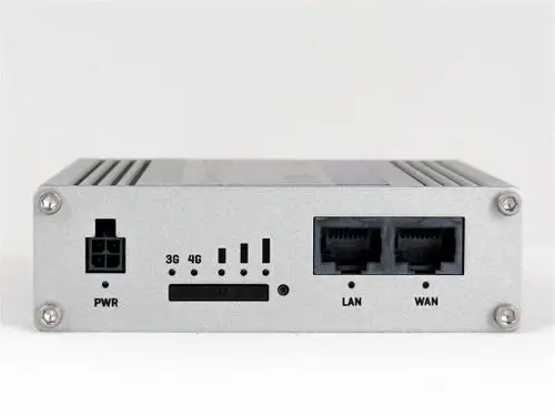 Silberner Router von Solar-Log mit Anschlüssen für Stromversorgung, 3G/4G-Modul, SIM-Karte sowie LAN- und WAN-Ports. Gehäuse mit Kühlrippen.