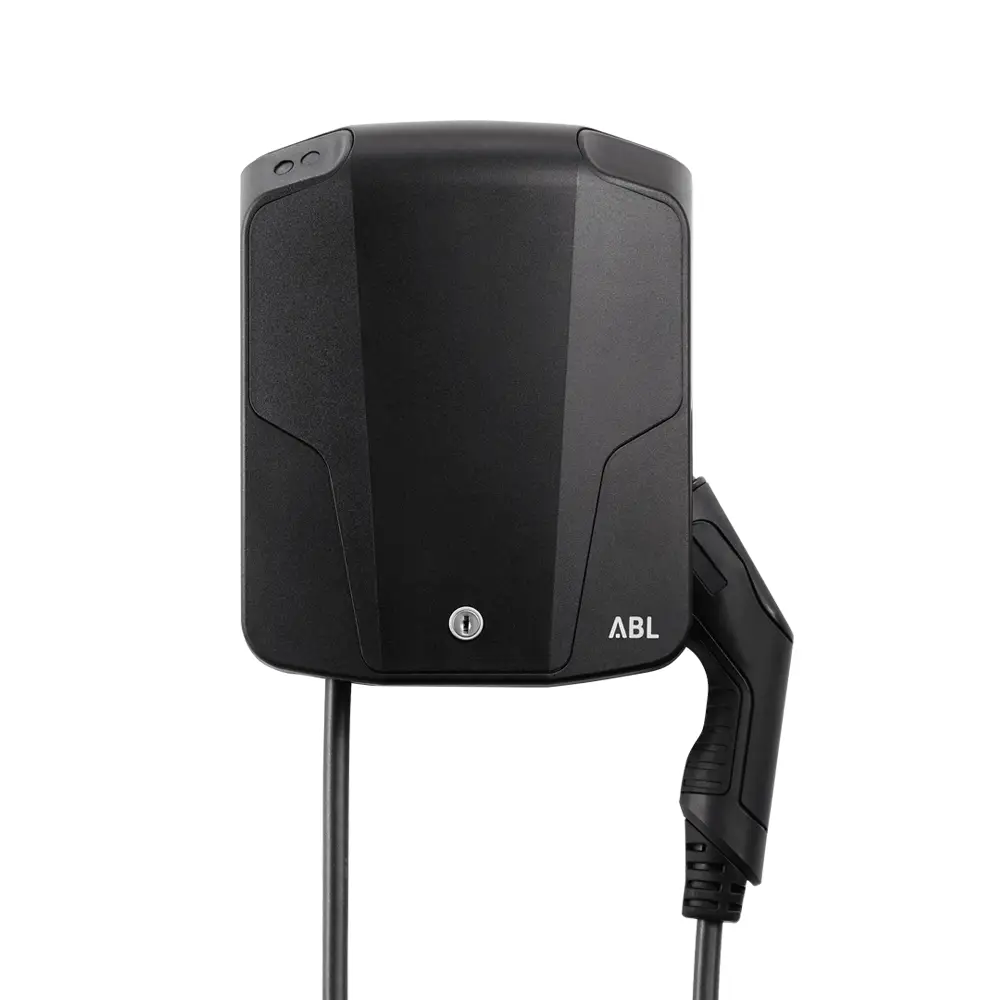 Schwarze Wallbox von ABL mit Ladekabel und Steckdose. Das Design ist kompakt und für die Wandmontage geeignet. Cabrio-ähnliche Halterung für das Kabel.