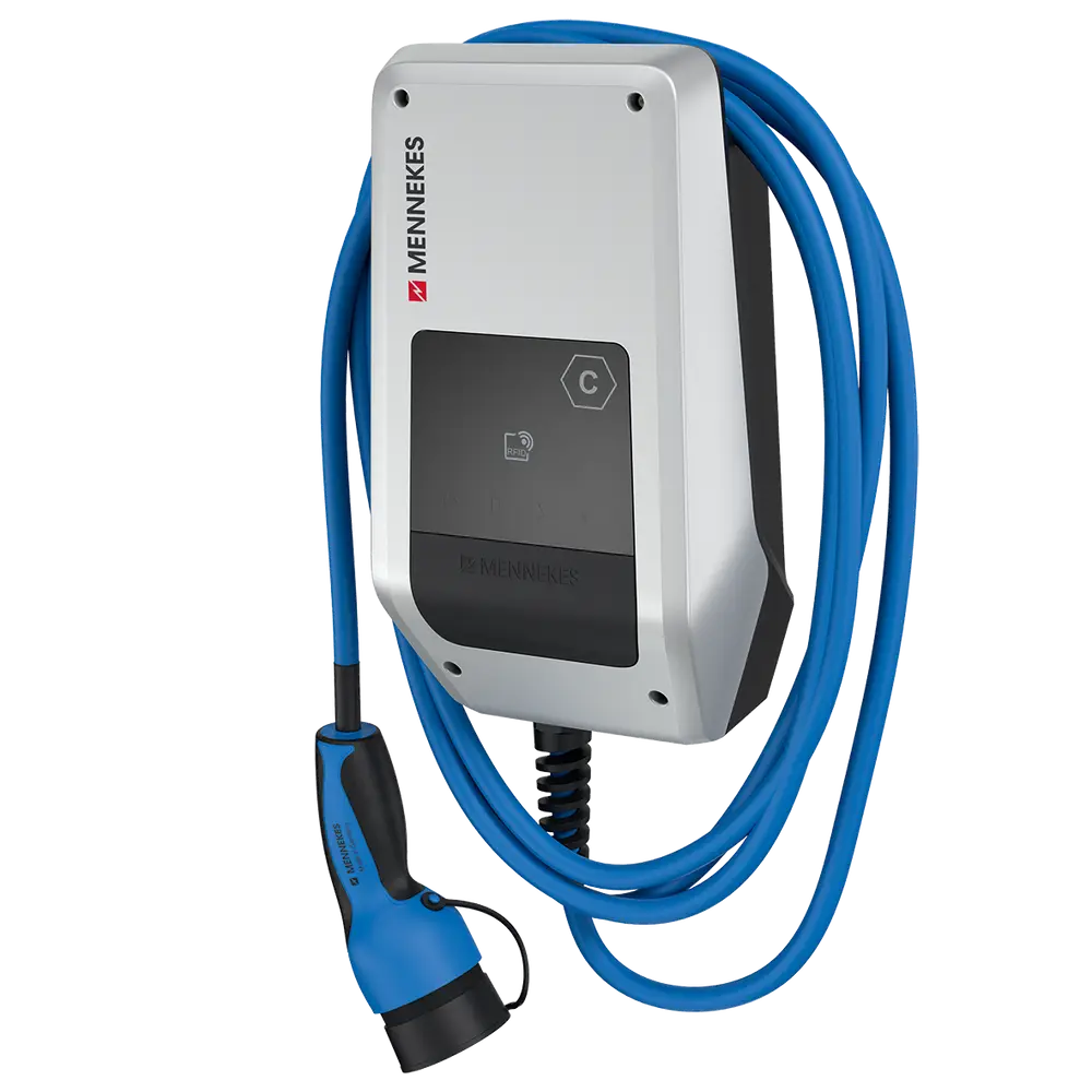 Wandladestation für Elektrofahrzeuge mit blauem Kabel und Stecker. Auf der Vorderseite befindet sich ein Bedienfeld. Produkt von MENNEKES.