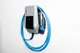 Mennekes-Ladegerät für Elektrofahrzeuge, an einer Wand montiert. Mit einem blauen Kabel und einem Stecker für die Verbindung. Bedienfeld mit Statusanzeigen vorhanden.