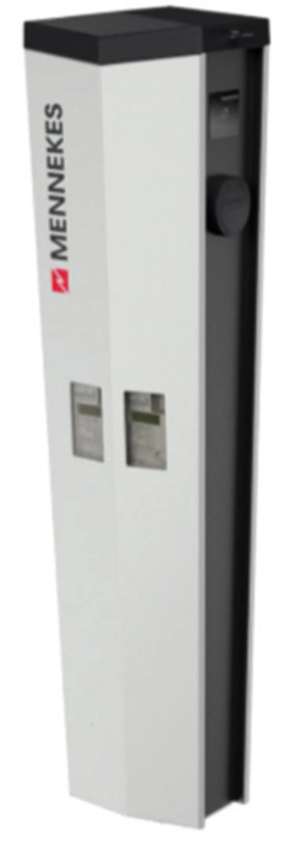 Mennekes-Ladesäule in schlanker Form mit zwei Ladeanschlüssen und digitalem Display. Positioniert zur Elektrofahrzeugladung in einem äußeren Bereich.