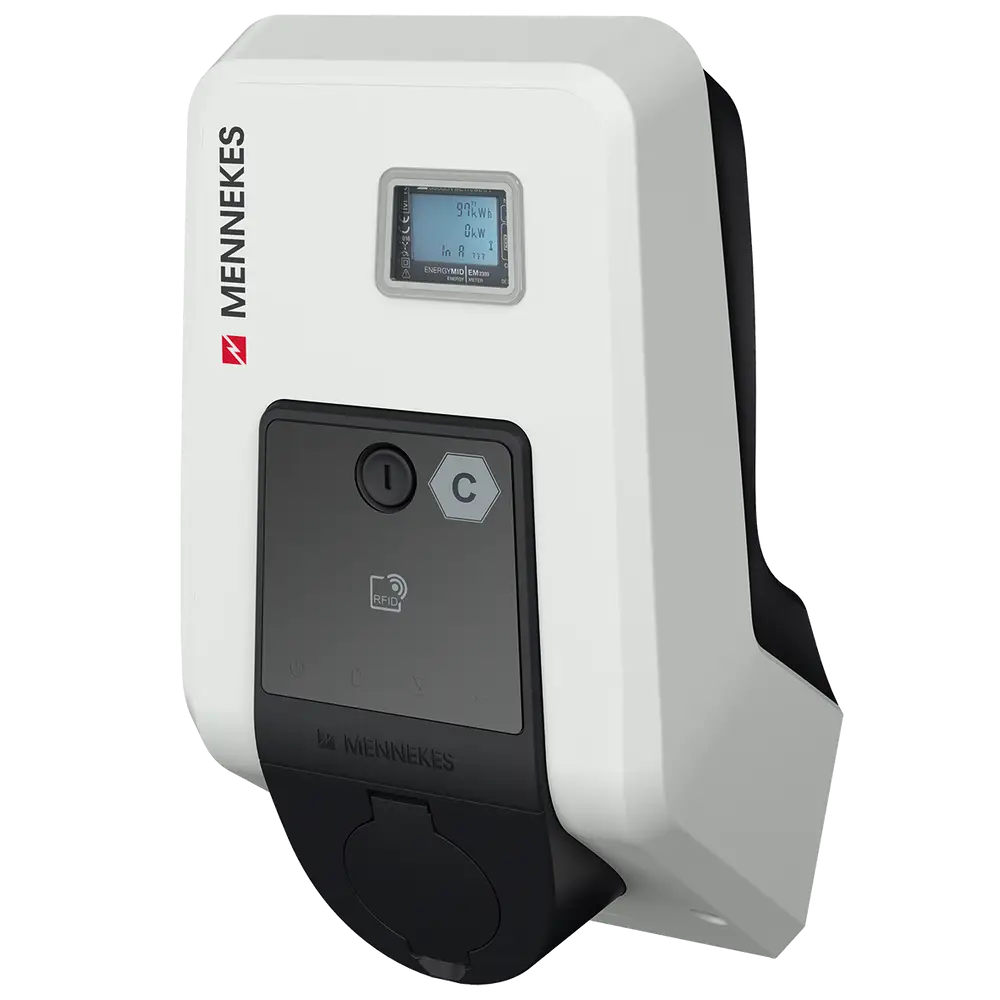 Wallbox von MENNEKES mit Anzeige für Energieverbrauch, RFID-Zugang und Steckdose, in kompaktem Design und neutraler Farbgebung.