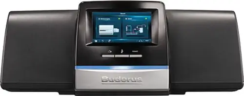 System-Regelgerät mit Touchbedienung von Buderus, ausgestattet mit einem Bildschirm zur Anzeige von Einstellungen und Systeminformationen, in einem kompakten Gehäuse.