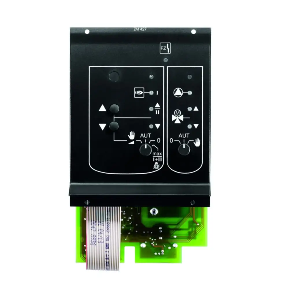 Buderus Zusatzmodul mit Bedienfeld und mehreren Steuerungstasten, darunter Symbole für manuelle und automatische Funktionen, sichtbar auf schwarzem Hintergrund.
