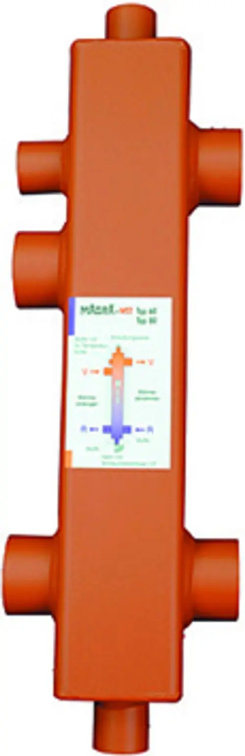 Rotes Heizungsbauteil mit mehreren Anschlüssen, gekennzeichnet mit Flussrichtung und technischen Informationen. Produkt von Magra.