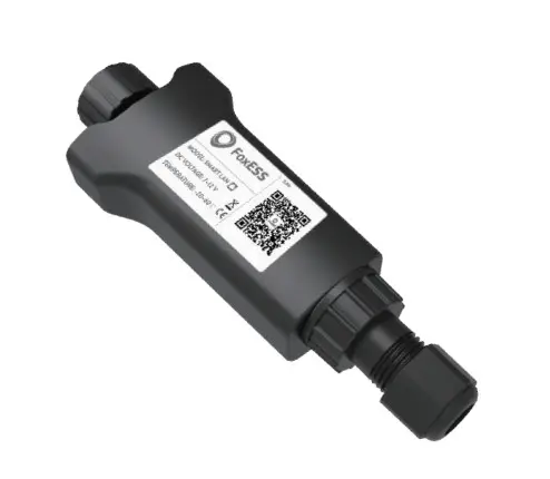 FoxESS Gerät mit schwarze Kunststoffhülle und Anschlussgewinde, ausgestattet mit einem QR-Code und Produktinformationen auf einem Etikett.