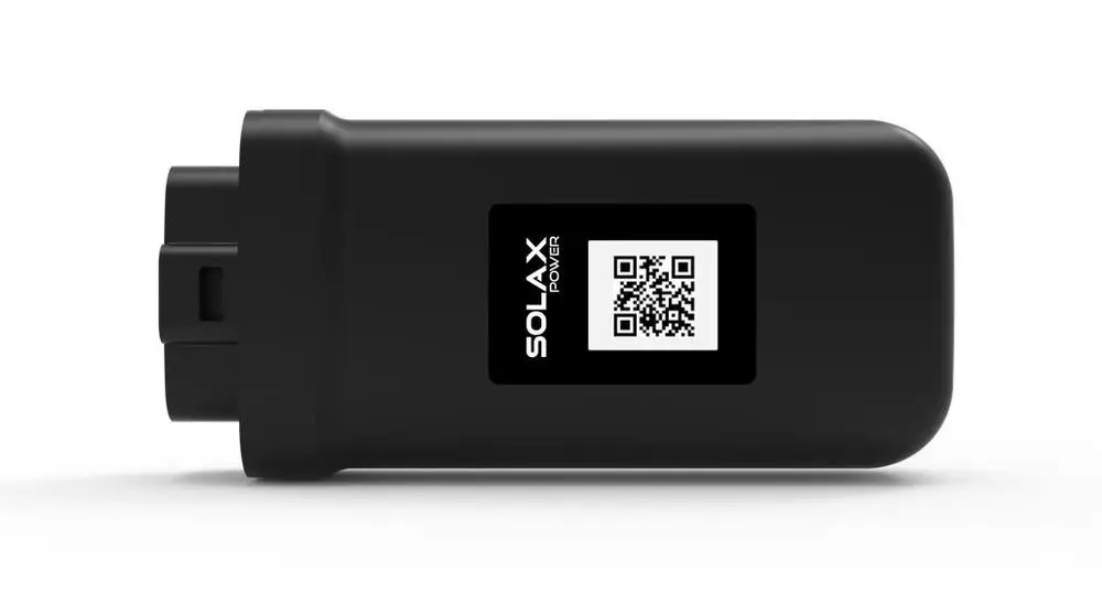Schwarzes Gehäuse mit einem QR-Code und der Marke "Solax" auf einer Seite. Das Produkt hat ein Anschlussstück auf einer Seite für eine Verbindung.