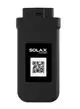 Schwarzes Gerät mit der Marke Solax, ausgestattet mit einem QR-Code und einem Steckanschluss an der Oberseite, vermutlich für die Datenübertragung oder Kommunikation.