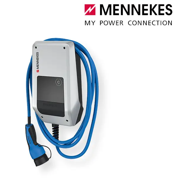 Ladeeinheit von MENNEKES mit blauer Kabel und Stecker. Das Gerät hat eine graue Gehäuserückseite und eine schwarze Front mit einem sichtbaren Anschluss.