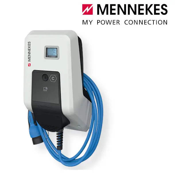 Wandladestation von MENNEKES mit einem blauen Ladekabel. Das Gerät ist in Weiß und Schwarz gehalten und hat ein Display sowie Bedienknöpfe.