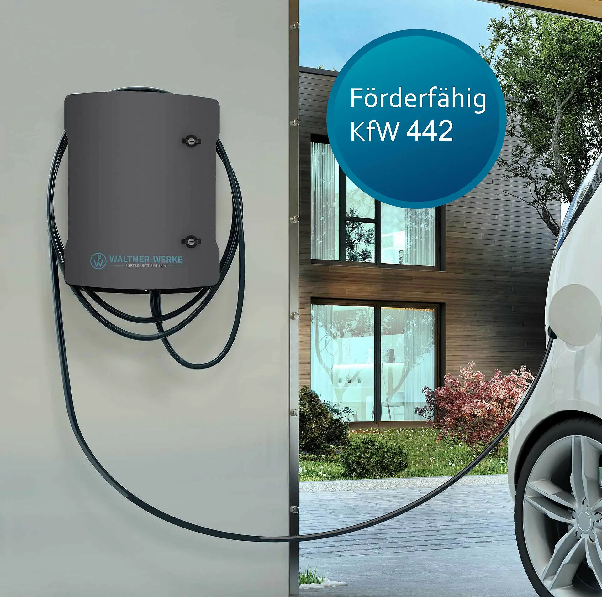 Wandmontierte Ladestation von Walther mit Ladeanschluss, Kabel und Anzeige. Installiert an der Wand eines modernen Hauses mit Gartenansicht.