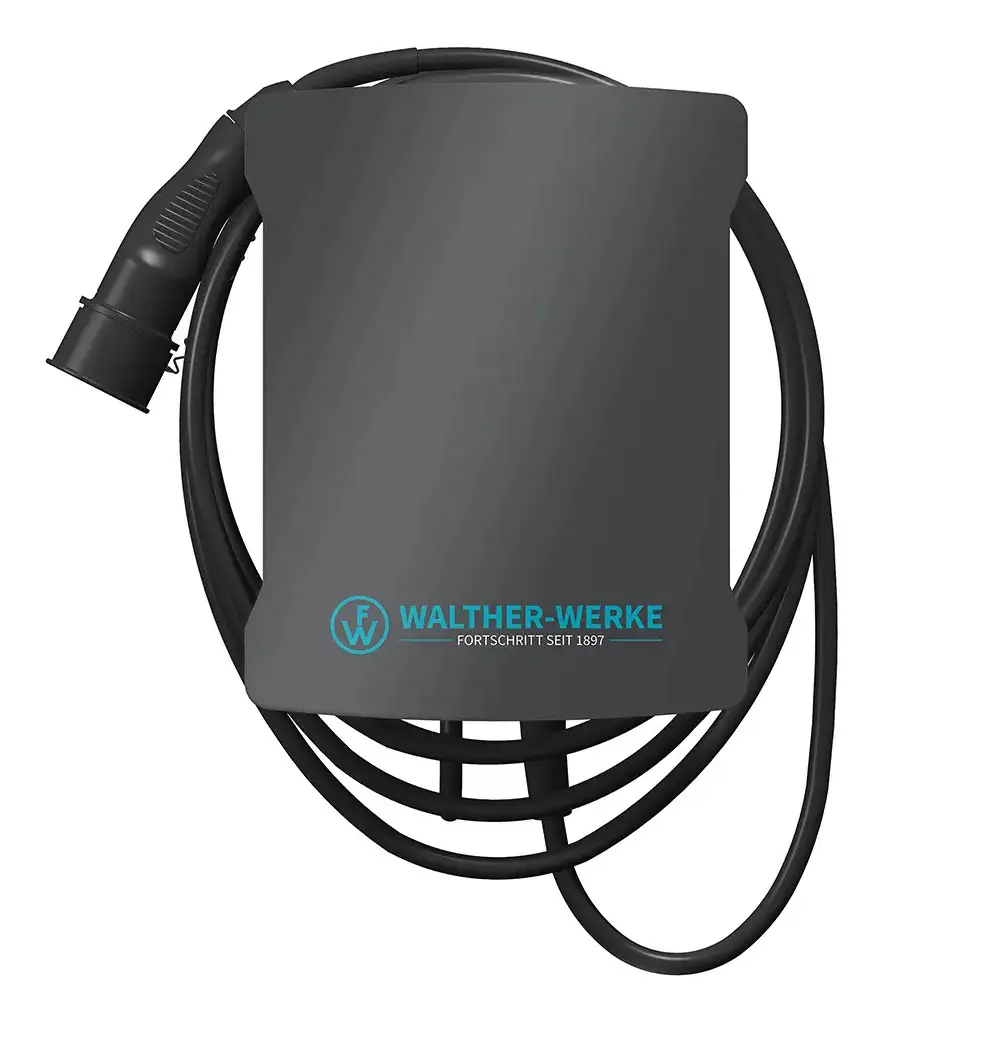 Wallbox von Walther mit Ladekupplung, bestehend aus einem kompakten Gehäuse und einem Kabel, das zur elektrischen Fahrzeugladung verwendet wird.