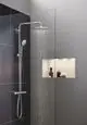 Duschsystem von Grohe mit an der Wand montiertem Kopf- und Handduscher, glatte Chrom-Oberfläche und integrierte Nische zur Aufbewahrung von Pflegeprodukten.