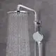 Grohe Duschsystem mit Regendusche und Handbrause, Wandmontage, in verchromter Oberfläche. Wasser fließt gleichmäßig von der oberen Brause.