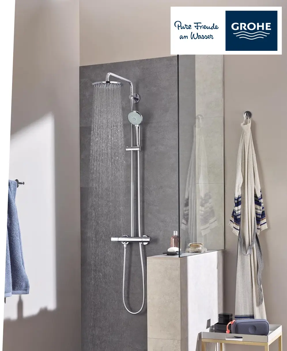 Duschsystem von Grohe mit Wandmontage, ausgestattet mit einem oberen Regenbrausekopf, Handbrause und Thermostatsteuerung, in einem modernen Badezimmerambiente.