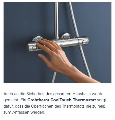 GROHE Thermostat zur Wandmontage mit einer Hand, die einen Regler betätigt. Das Produktdesign bietet Sicherheit durch kühl bleibende Oberflächen.