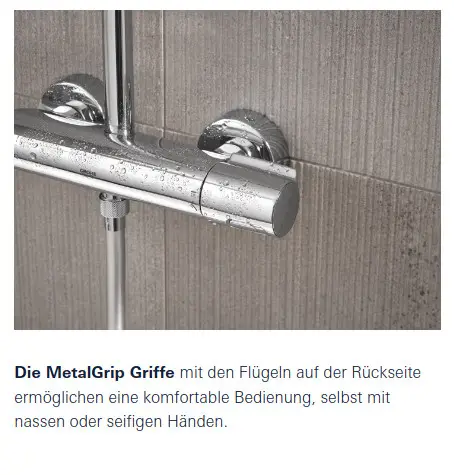 Grohe Duschsystem mit Chrom-Oberfläche und MetalGrip Griffen, die komfortable Bedienung bei nassen Händen ermöglichen. An der Wand montiert mit klaren Linien.