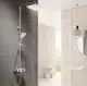 Duschanlage mit Regenbrause und Handbrause von Kludi, chromfarbener Thermostatarmatur, montiert in einem modernen Badezimmer mit hellen Fliesen und Holzdetails.