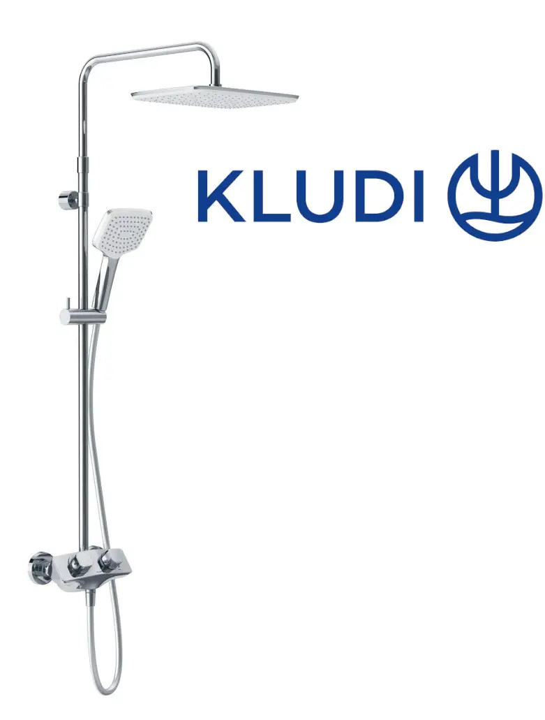 Thermostat-Duschsystem von Kludi mit Kopf- und Handbrause. Verchromte Oberflächen und zwei Bedienelemente zur Temperatur- und Wasserflussregelung.