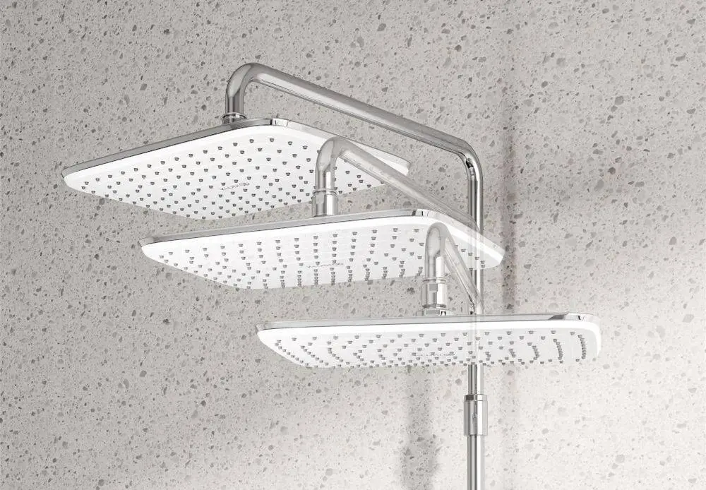 Kludi-Duschsystem mit drei flachen Duschköpfen in Chrom-Optik an einer Wand montiert, darunter ein modernes Duschthermostat.
