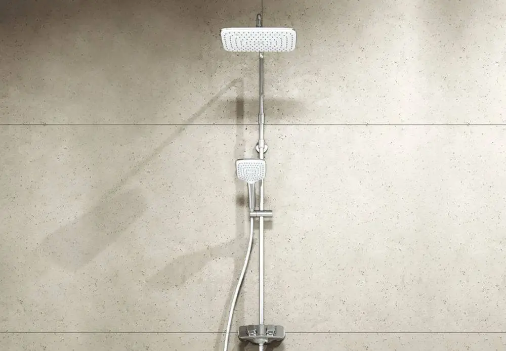Chromfarbenes Duschtthermostat-System von Kludi, bestehend aus einer oberen und einer Handbrause, montiert an einer hellen Wand.