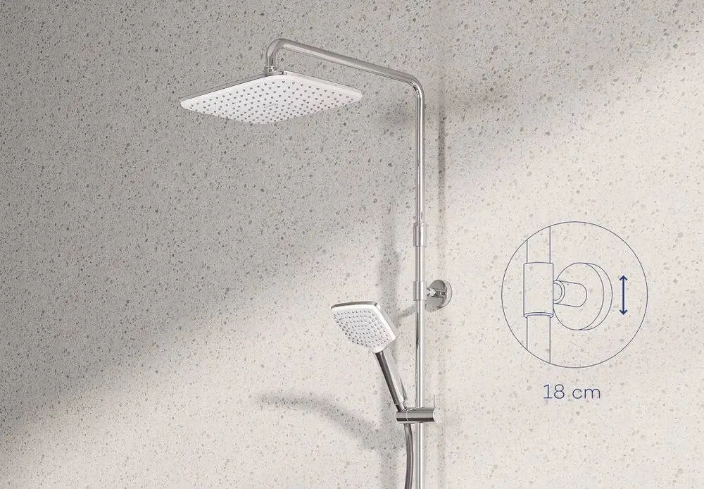 Kludi Duschsystem mit oberer Regenbrause und Handbrause. Wandmontage, verchromte Oberfläche, flexibles Arm-Design zur Höhenanpassung sichtbar.