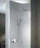 Verchromtes Duschsystem von HANSA mit oberem und Handbrauseanschluss, montiert an einer Wand. Sichtbare Steuerungseinheit für die Wasserausgabe.