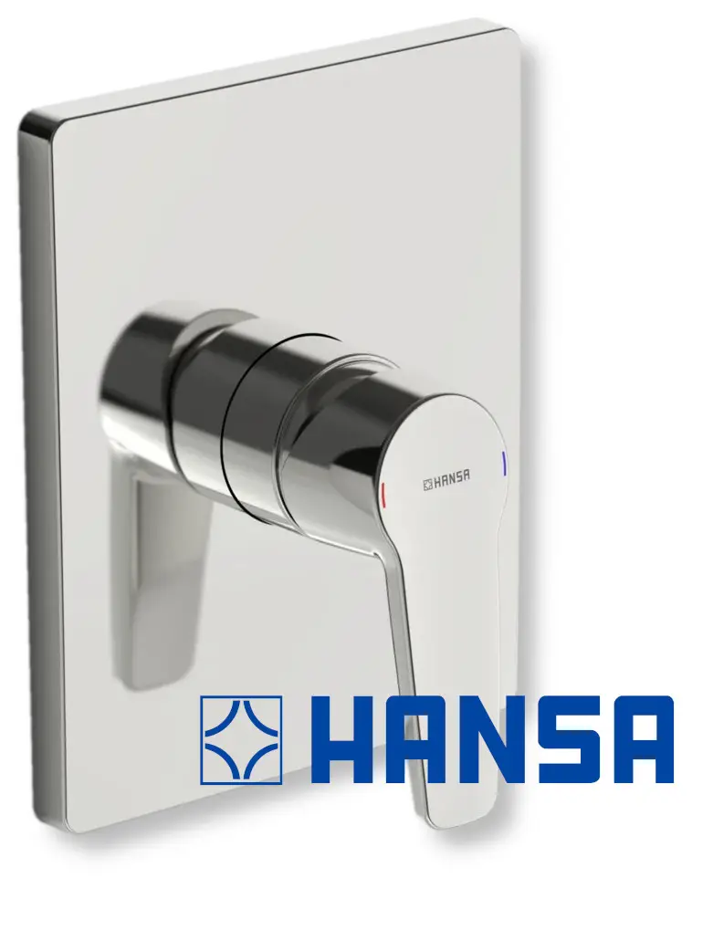 Wandmontierte Chrom-Brausebatterie mit zwei Steuerknöpfen für Temperatur und Durchfluss, ausgestattet mit dem Logo der Marke Hansa.