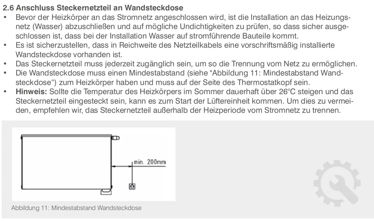 HM Heizkörper mit sichtbarem Anschlussbereich und Wandsteckdose, die die Installation eines Wärmepumpenheizkörpers unterstützt. Hinweise zur Installation sind abgebildet.