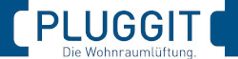 Pluggit Wohnraumlüftungsgerät, Wandmontage, zur Belüftung mit Wärmerückgewinnung, rechteckige Form, sichtbar montiert an der Wand in einem Raum.