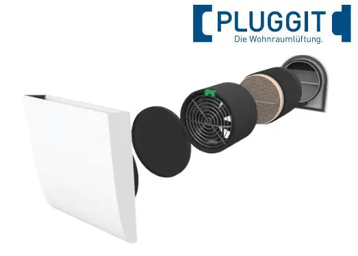 Pluggit-Lüftungssystem mit Innen- und Außenblende. Der Aufbau zeigt verschiedene Komponenten, einschließlich eines Lüfters und Filterelementen, für die Wohnraumlüftung.