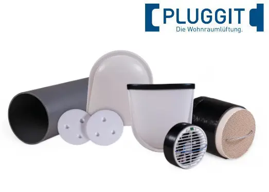 Produktaufstellung mit verschiedenen Lüftungskomponenten von Pluggit, einschließlich Rohren, Blenden und einem Lüfter.