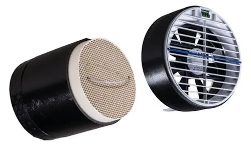 Zwei Komponenten eines Lüftungssystems von Pluggit: Ein filigranes Gehäuse mit einem Gitter und ein runder Ventilator mit sichtbarer Rotorblätte.