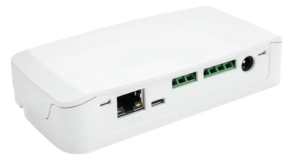 Weißes Kommunikationsmodul von Pluggit mit verschiedenen Anschlüssen an der Rückseite, darunter USB und Ethernet, geeignet für die Integration in kommunikationsbasierte Systeme.
