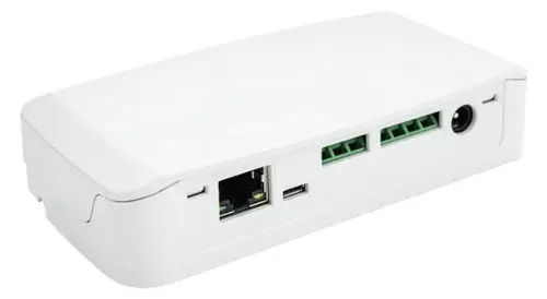 Weißes Kommunikationsmodul von Pluggit mit verschiedenen Anschlüssen an der Rückseite, darunter USB und Ethernet, geeignet für die Integration in kommunikationsbasierte Systeme.