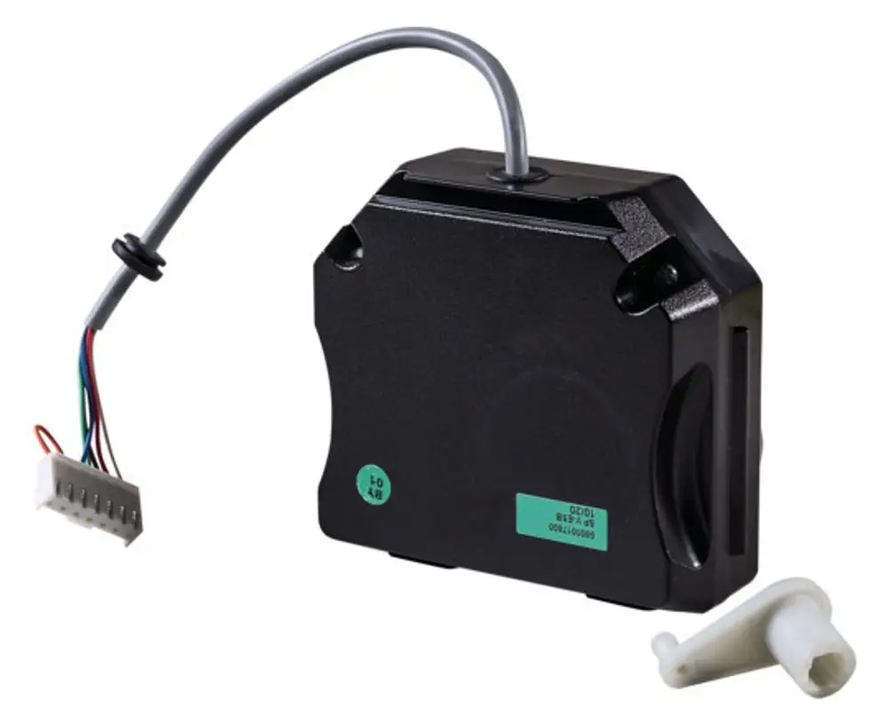 Automatischer Motor mit Anschlusskabel und Stecker, hergestellt von Pluggit, zur Anwendung in bestimmten Lüftungssystemen. Weißes Kunststoffteil zur Montage.