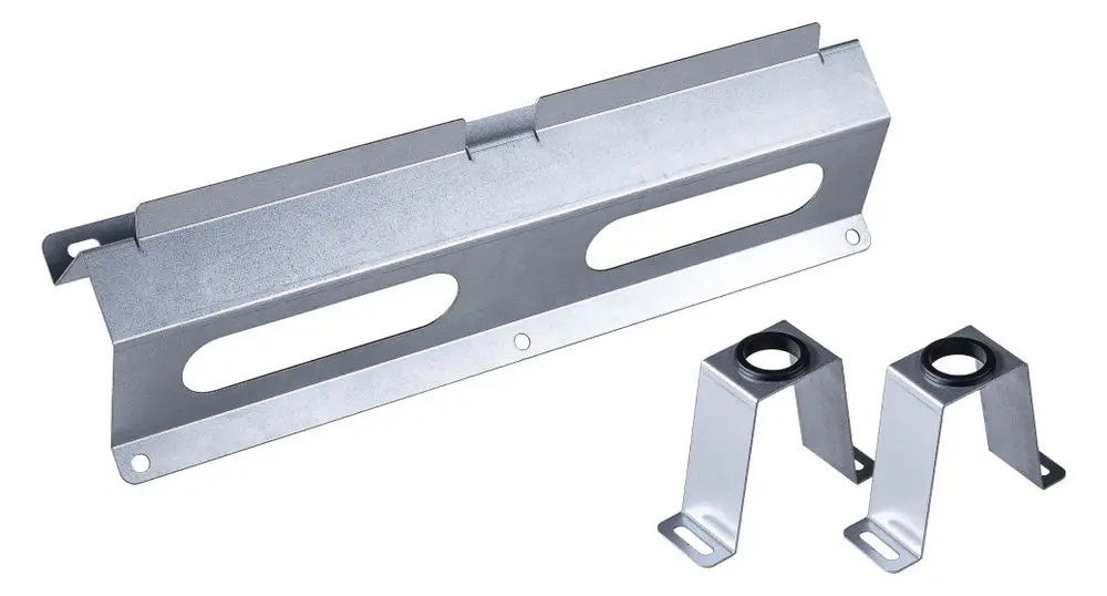 Montageset aus Metall für Wandabstände, bestehend aus einer Halteplatte und zwei Stützen. Geeignet für die Installation von Pluggit Produkten.