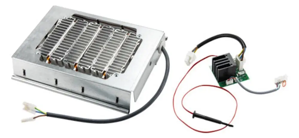 Elektrisches Vorheizregister von Pluggit, bestehend aus einem Wärmeelement mit Aluminiumoberfläche und einer Steuerplatine. Kabel und Stecker sind in der Abbildung sichtbar.