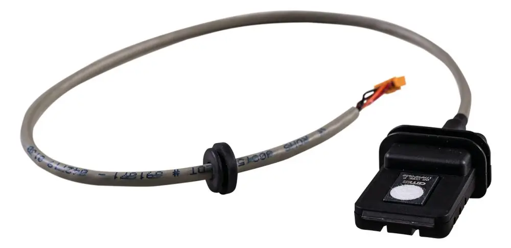 Kabel mit Stecker und Sensor, verwendet für die Messung von Raumluftqualität. Produkt von Pluggit, zugehörig zu einem Raumluftqualitätsfühler.