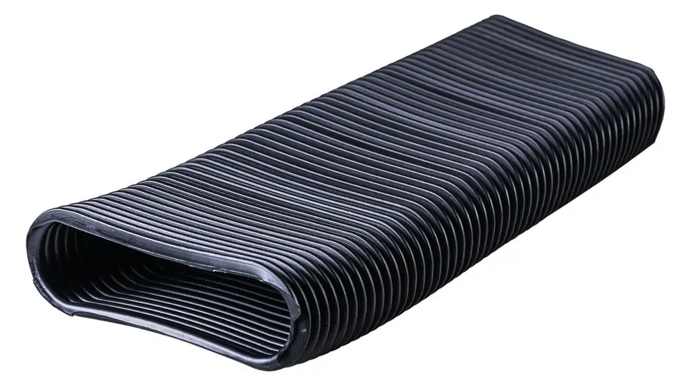 Schwarzer, gerillter Kanal aus flexiblem Material, hergestellt von Pluggit, mit offener Seite für Luftführung und Anschlussmöglichkeiten.