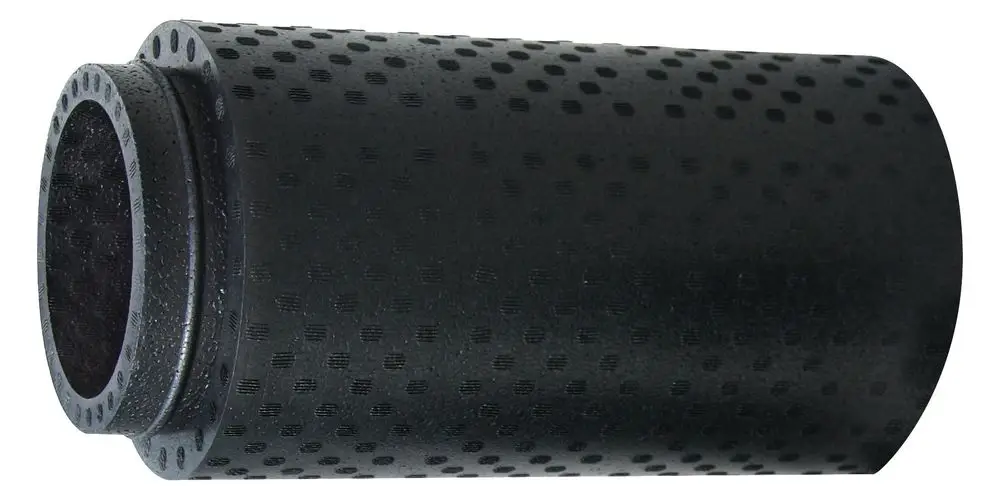 Schwarzes Rohr mit perforierter Oberfläche, geeignet für Dämmzwecke. Produkt von Pluggit, abgerundete Enden ohne sichtbare Beschriftung.