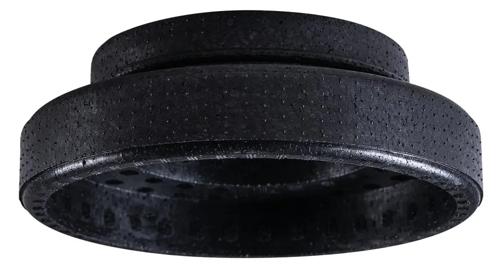 Schwarze Verbindungsmuffe aus Kunststoff mit perforierter Oberfläche. Geeignet für Rohrverbindungen. Produkt von Pluggit.