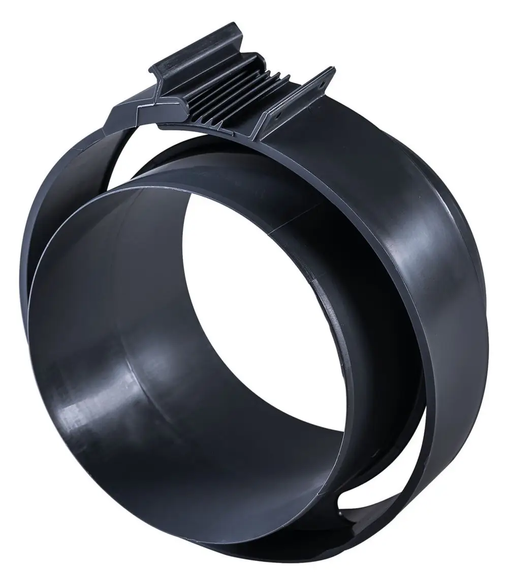 Schwarze Verbindungsmuffe mit Clip-Vorrichtung von Pluggit, zur Verbindung von Rohren. Das Produkt hat eine zylindrische Form und ein einfaches, funktionales Design.