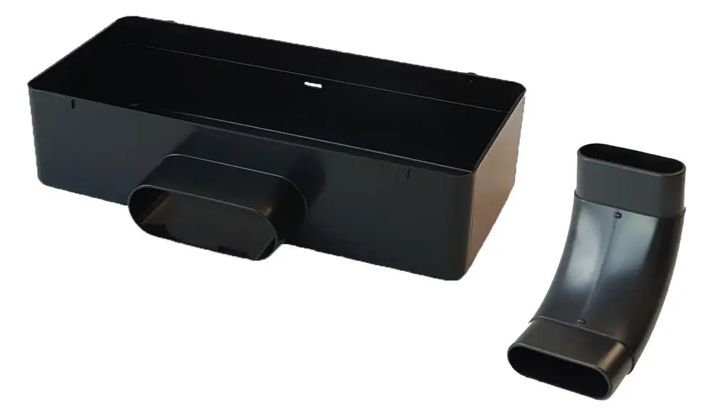 Set bestehend aus rechteckigem Luftauslass und gebogenem Rohr. Beide Komponenten in Schwarz. Produkte von Pluggit für den Wandeinbau konzipiert.