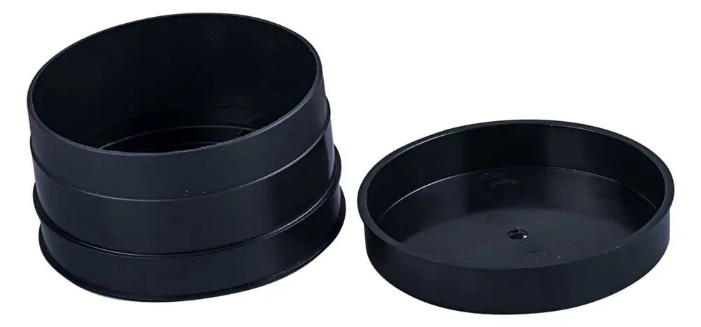Schwarze, stapelbare Kunststoffringe von Pluggit, einer mit flachem Boden. Ideal für verschiedene Anwendungen im Bau- und Gartenbereich.
