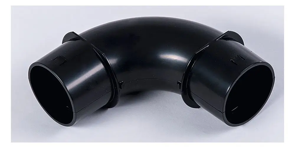 Schwarzer Kunststoffbogen mit zwei Anschlussöfen, geeignet für Rohrsysteme, kompatibel mit Pluggit für flexible Installation.