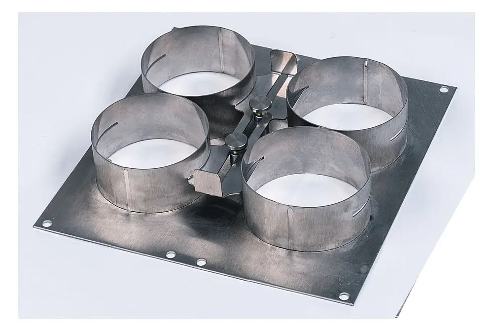 Montageplatte mit vier runden Anschlüssen aus Metall, geeignet für die Installation von Rohrsystemen, hergestellt von Pluggit.