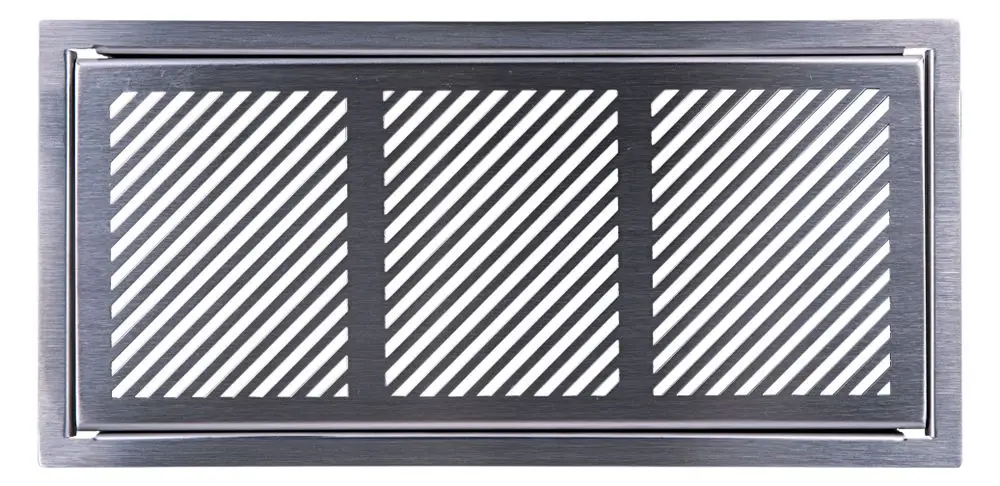 Edelstahl-Abdeckgitter mit diagonalen Schlitzen, passend für die Luftzirkulation. Von der Marke Pluggit für funktionale Anwendungen konzipiert.